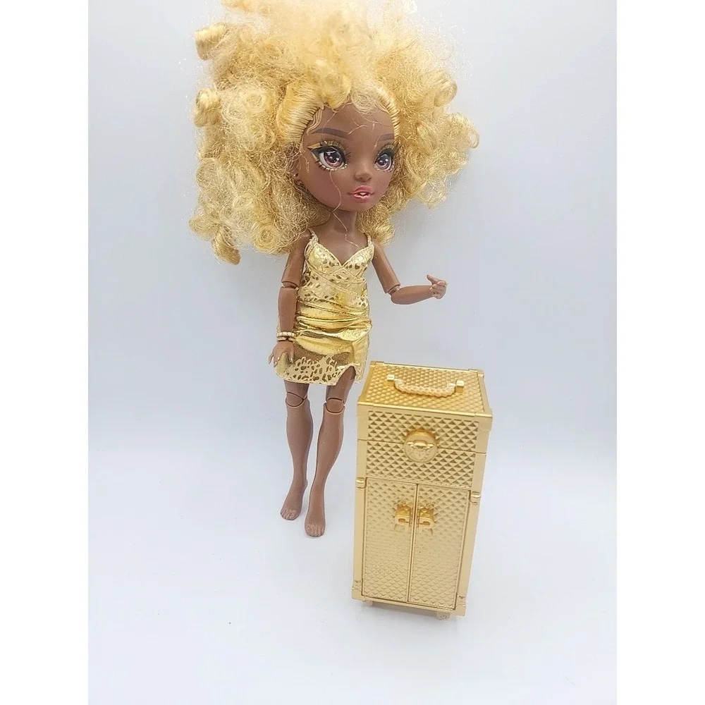 Rainbow High Meline Luxe Doll Rainbow Vision Gold Dress & Vanity Trunk Set